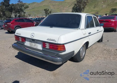 1983 Mercedes-Benz 240 D z USA, uszkodzony, nr VIN WDBAB23AXDB401174